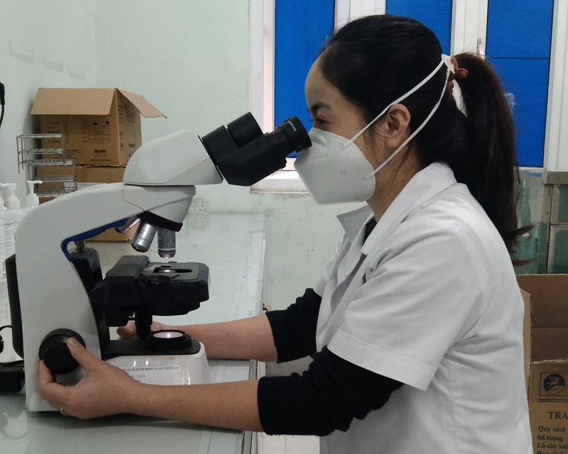 Cán bộ Trung tâm Y tế huyện Tuyên Hóa xét nghiệm cho bệnh nhân lao.