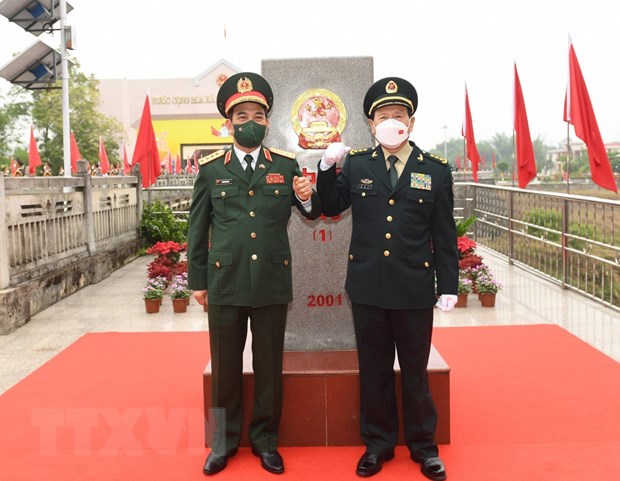 Bộ trưởng Quốc phòng Phan Văn Giang và Bộ trưởng Quốc phòng Ngụy Phượng Hòa tại Cửa khẩu quốc tế Thủy Khẩu. (Ảnh: TTXVN phát)