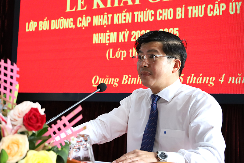 Đồng chí Trưởng ban Tổ chức Tỉnh ủy Trần Vũ Khiêm phát biểu khai giảng lớp bồi dưỡng.