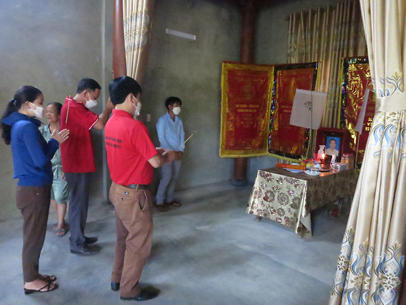 Đoàn thăm viếng Hội Chữ thập đỏ tỉnh và huyện Minh Hóa tại gia đình nạn nhân bị tai nạn giao thông
