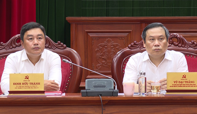 Đồng chí Bí thư Tỉnh ủy Vũ Đại Thắng và Chủ nhiệm UBKT Tỉnh ủy Đinh Hữu Thành điều hành hội nghị tại điểm cầu Quảng Bình.
