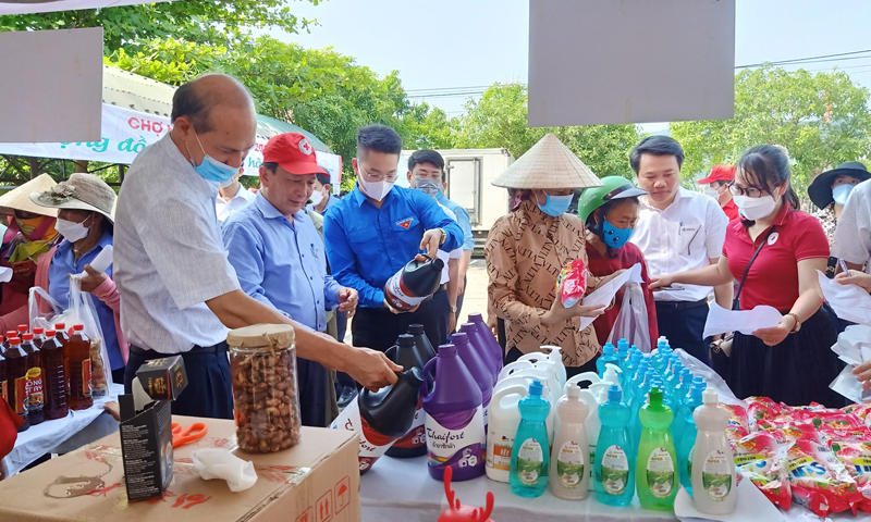 Tại tháng nhân đạo cũng đã diễn ra hội chợ không đồng cho người nghèo xã Quảng Hợp, huyện Quảng Trạch
