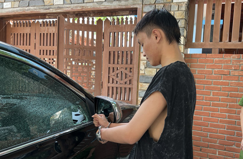 Đối tượng Nguyễn Tấn Khanh tại hiện trường vụ đập vỡ kính xe ô tô để thực hiện hành vi trộm cắp tài sản.