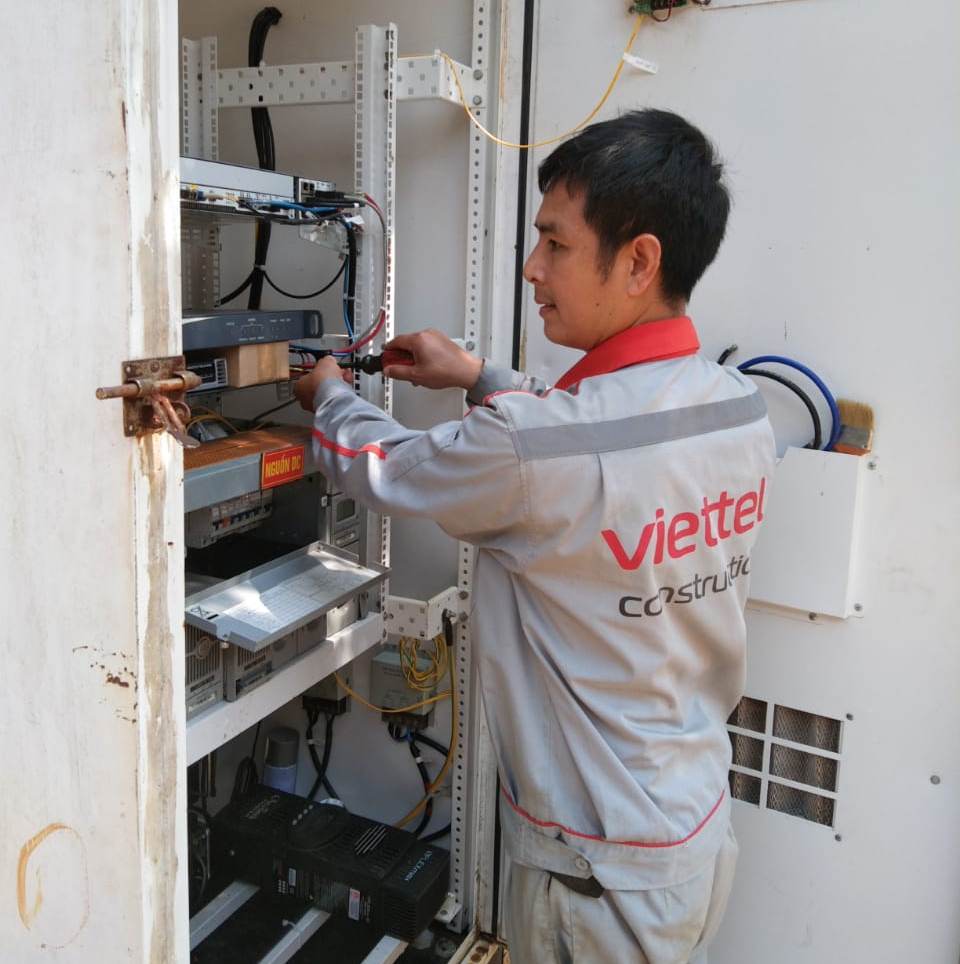 Viettel Quảng Bình lắp đặt thiết bị tại trạm phát di động ở bản Đoòng.