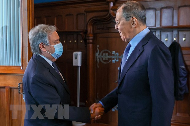 Tổng Thư ký Liên hợp quốc Antonio Guterres (trái) trong cuộc gặp Ngoại trưởng Nga Sergei Lavrov tại Moskva, ngày 26/4/2022. (Ảnh: AFP/TTXVN)