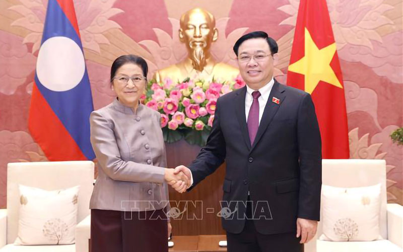 Chủ tịch Quốc hội Vương Đình Huệ và Phó Chủ tịch nước Lào Pany Yathotou chụp ảnh chung. (Ảnh: TTXVN)