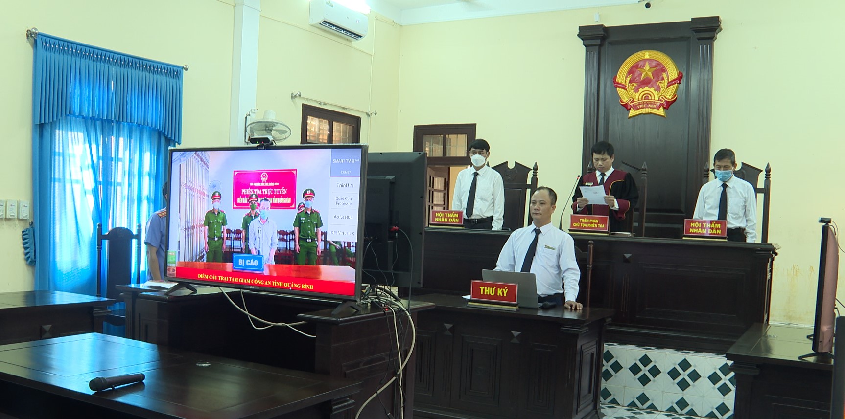 Quang cảnh phiên tòa trực tuyến xét xử đối tượng Phan Lê Huy.