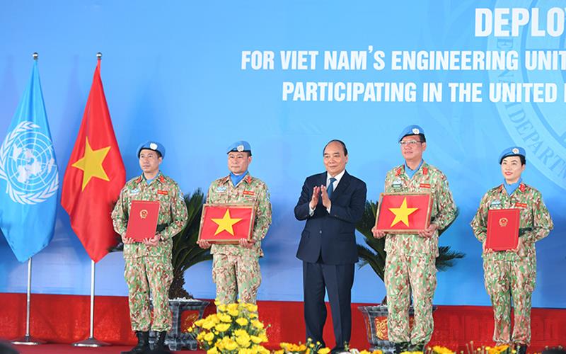 Chủ tịch nước Nguyễn Xuân Phúc tặng quà cho cán bộ, chiến sĩ trước khi lên đường nhận nhiệm vụ.