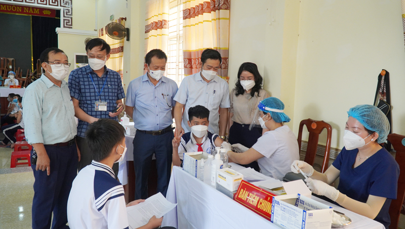 Lãnh đạo Sở Y tế và các đơn vị, địa phương trực tiếp đến động viên học sinh lớp 6 tham gia tiêm chủng vắc xin phòng Covid-19.