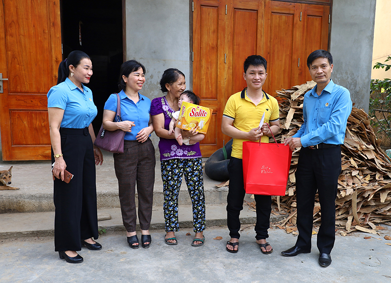 Đại diện lãnh đạo LĐLĐ tỉnh trao “Sổ tiết kiệm Công đoàn Việt Nam” và quà của LĐLĐ tỉnh cho gia đình cháu Dương Yến Nhi.
