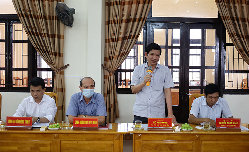 Đồng chí Phó Chủ tịch UBND tỉnh Hồ An Phong thảo luận tại buổi làm việc.