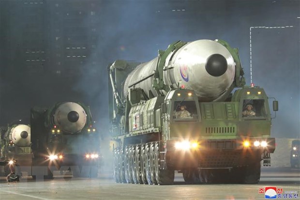 Tên lửa đạn đạo liên lục địa mới Hwasong-17 trong lễ duyệt binh nhân kỷ niệm 90 năm Ngày thành lập Quân đội Cách mạng Nhân dân Triều Tiên tại Quảng trường Kim Nhật Thành ở thủ đô Bình Nhưỡng tối 25/4/2022. (Ảnh:YONHAP/TTXVN)