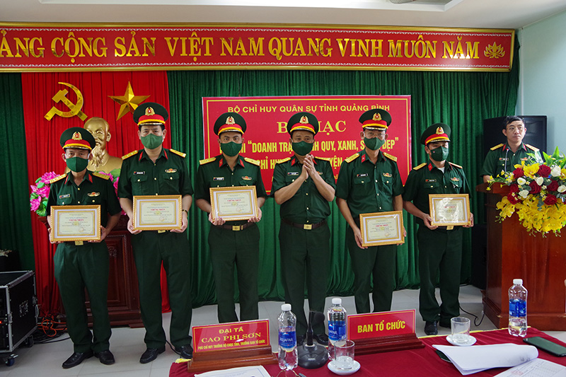Thủ trưởng Bộ CHQS tỉnh khen thưởng 5 tập thể đạt thành tích cao tại hội thi