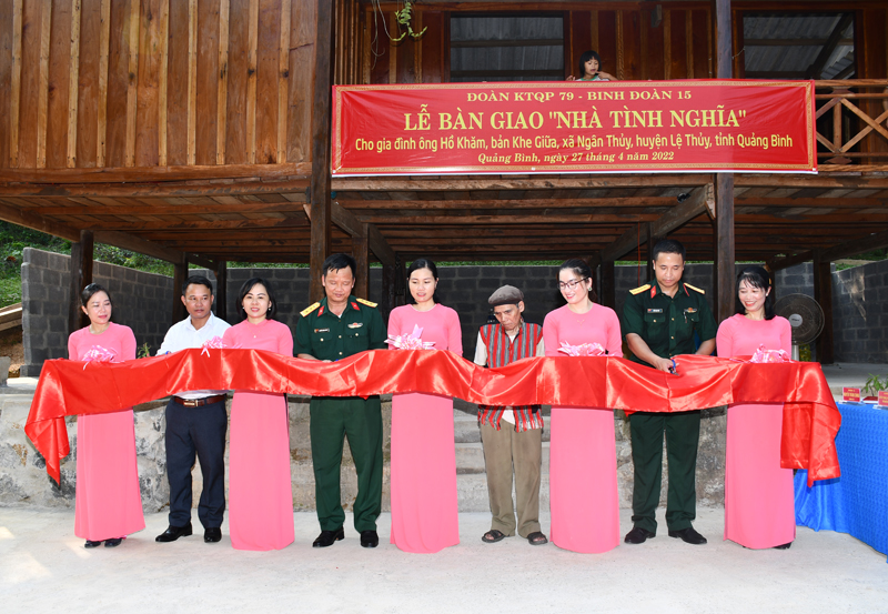 Đoàn Kinh tế-Quốc phòng 79 trao tặng nhà tình nghĩa cho gia đình ông Hồ Khăm (bản Khe Giữa, xã Ngân Thủy).