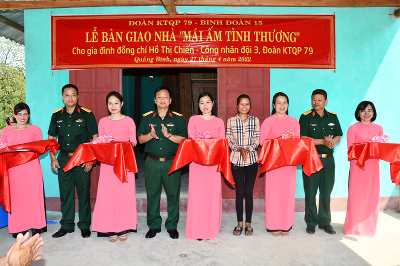 Đoàn Kinh tế-Quốc phòng 79 trao tặng nhà tình nghĩa cho gia đình bà Hồ Thị Chiến (bản Km14, xã Ngân Thủy).