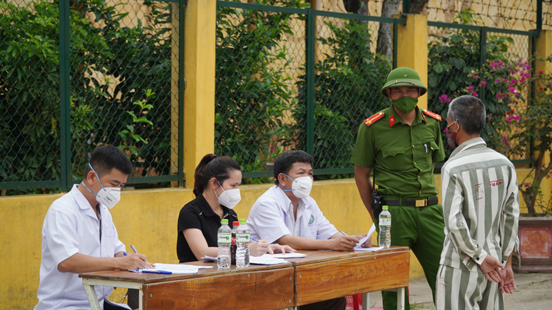 Các y bác sỹ CDC Quảng Bình khám sàng lọc bệnh lao cho phạm nhân tại Trại giam Đồng Sơn.