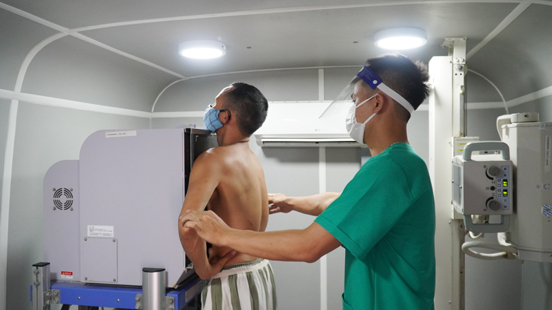Đội ngũ kỹ thuật viên của Công ty cổ phần Đầu tư và Phát triển y tế Việt Nhật chụp X-Quang lồng ngực cho phạm nhân bằng xe X-Quang kỹ thuật số lưu động.