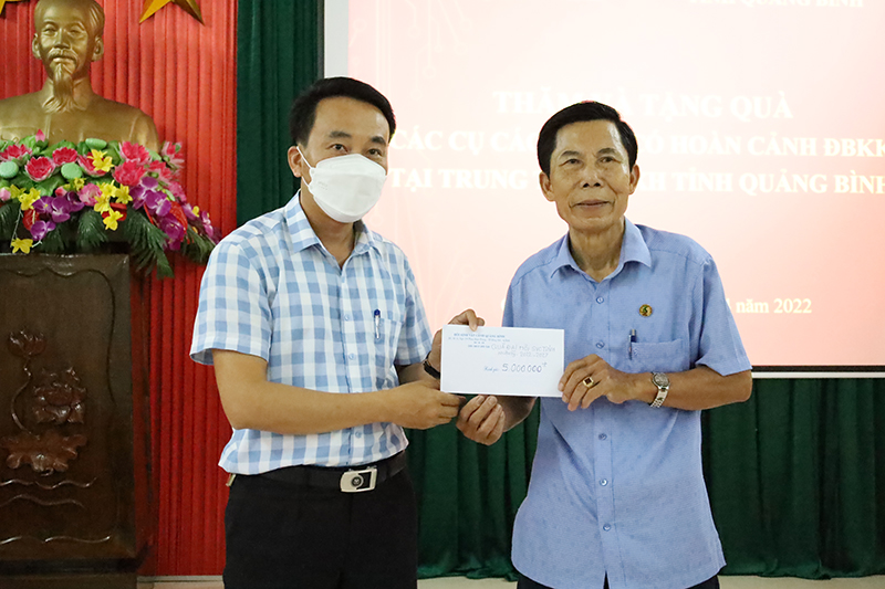 Hội Sinh vật cảnh tỉnh trao 5 triệu đồng hỗ trợ cho Trung tâm Công tác xã hội tỉnh.