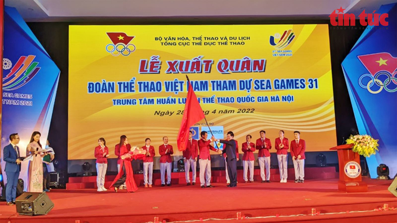 Phó Thủ tướng thường trực Chính phủ Phạm Bình Minh trao cờ cho Đoàn thể thao Việt Nam.