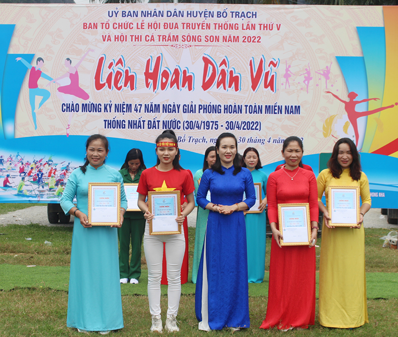 Lãnh đạo Hội LHPN huyện Bố Trạch trao thưởng cho các đội đạt giải nhì. 