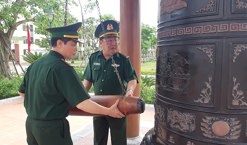 Thủ trưởng BCH BĐBP Quảng Bình gióng chuông tưởng niệm tại đền thờ Bác Hồ và các Anh hùng liệt sỹ.
