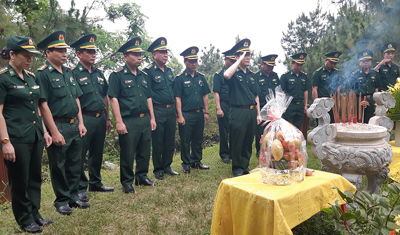 Đoàn công tác đặt hoa, dâng hương viếng mộ Đại tướng Võ Nguyên Giáp. 