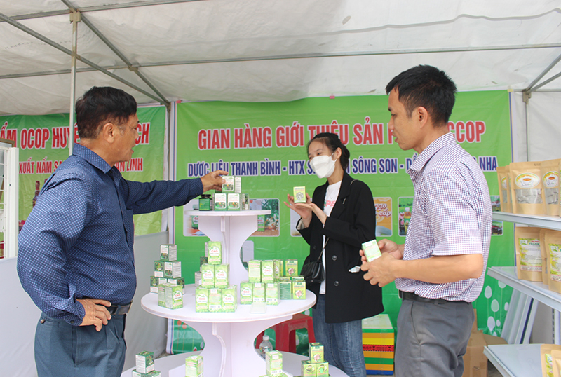 Gian hàng trưng bày, giới thiệu các sản phẩm OCOP của HTX Sản xuất cây dược liệu sạch và kinh doanh nông nghiệp xã Cự Nẫm.  