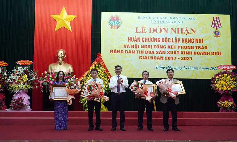 Thừa ủy quyền của Chủ tịch nước, đồng chí Chủ tịch UBND tỉnh Trần Thắng trao Huân chương Lao động cho cá nhân