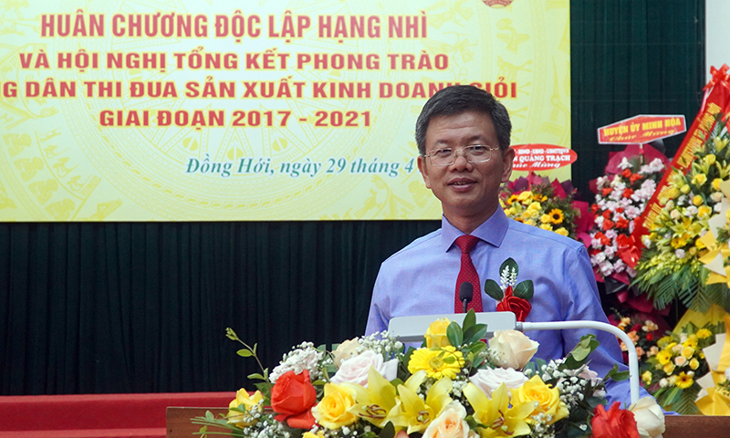 Đồng chí Chủ tịch Hội Nông dân tỉnh Trần Tiến Sỹ trình bày diễn văn Đón Huân chương Độc lập hạng Nhì.