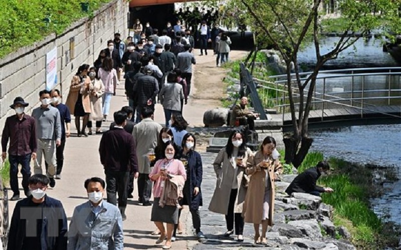   Người dân đeo khẩu trang phòng dịch Covid-19 tại Seoul, Hàn Quốc ngày 15/4/2022. (Ảnh: AFP/TTXVN)