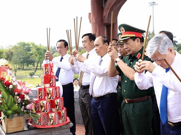 Chủ tịch nước Nguyễn Xuân Phúc dâng hương tưởng niệm các anh hùng liệt sỹ tại Thành cổ Quảng Trị. (Ảnh: Thống Nhất/TTXVN)