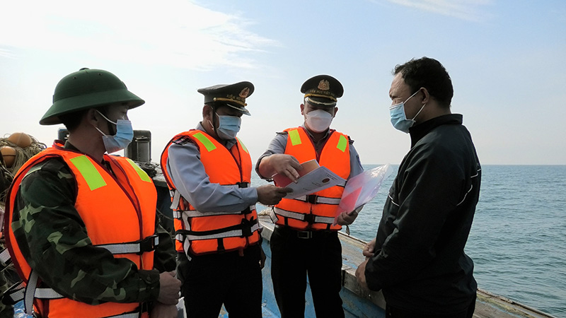 Thanh tra Chi cục Thủy sản phối hợp với lực lượng biên phòng tuần tra, kiểm soát và tuyên truyền chống khai thác IUU.