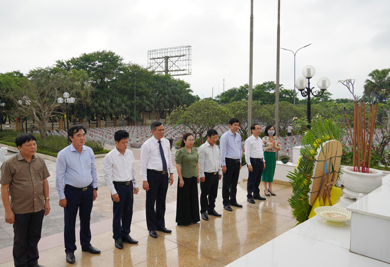 Các đồng chí lãnh đạo tỉnh dâng hương trước đài tưởng niệm Nghĩa trang Liệt sỹ Ba Dốc.