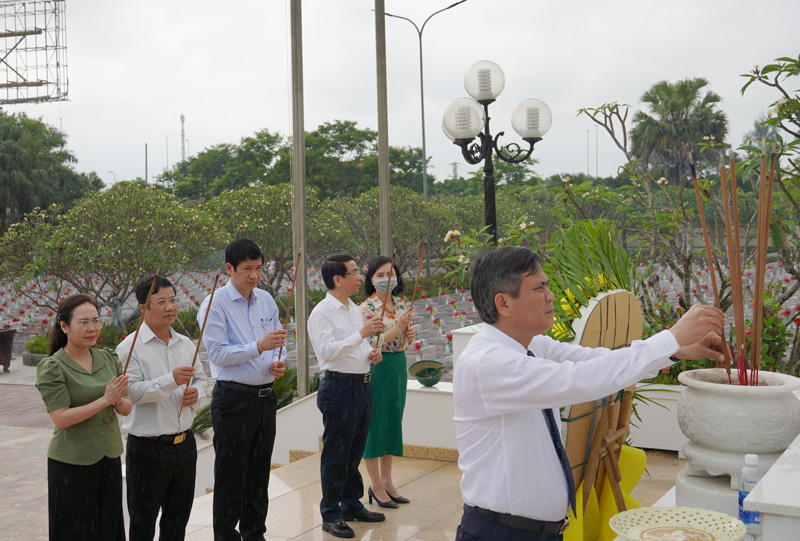 Các đồng chí lãnh đạo tỉnhh dâng hương lên Đài tưởng niệm Nghĩa trang Liệt sỹ Ba Dốc.