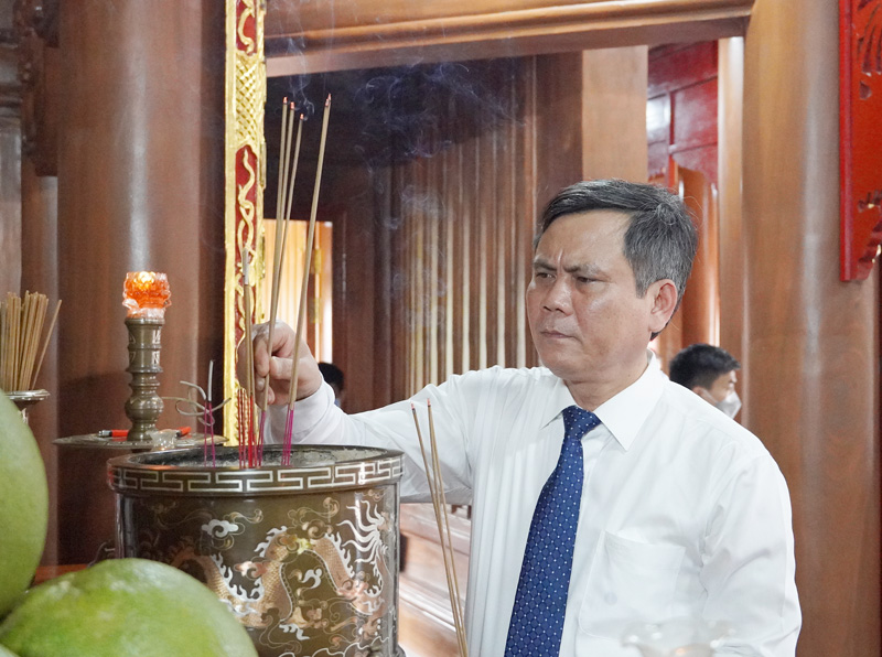 Đồng chí Chủ tịch UBND tỉnh Trần Thắng dân hương tại Đề thờ Bác Hồ và các Anh hùng liệt sỹ.