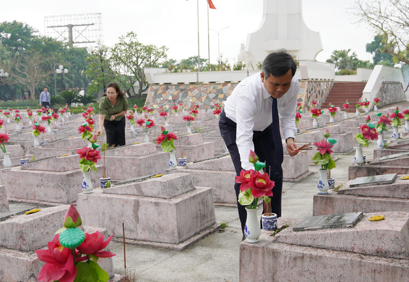  Đồng chí Chủ tịch UBND tỉnh Trần Thắng thắp hương lên các phần mộ anh hùng liệt sỹ tại Nghĩa trang Ba Dốc.