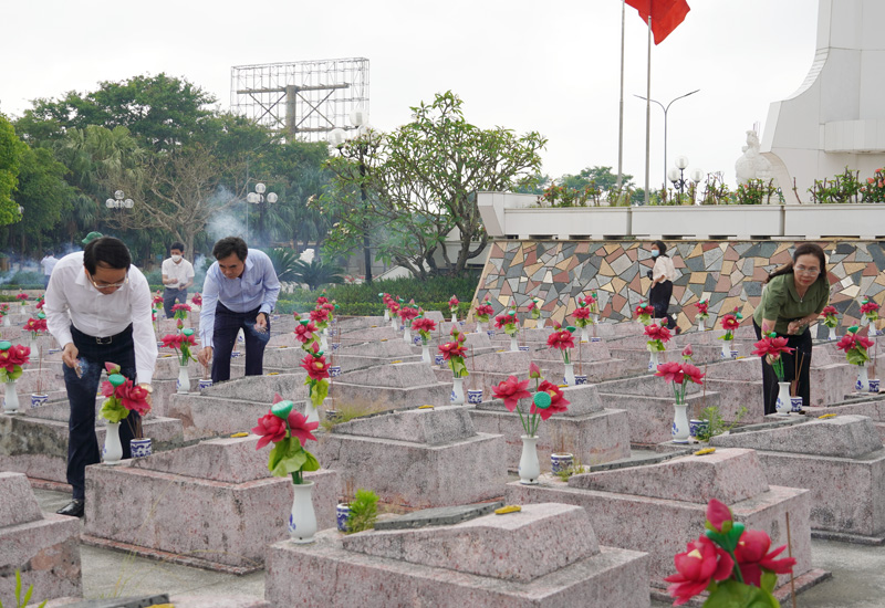 Các đồng chí lãnh đạo tỉnh Thắng thắp hương lên các phần mộ anh hùng liệt sỹ tại Nghĩa trang Ba Dốc.