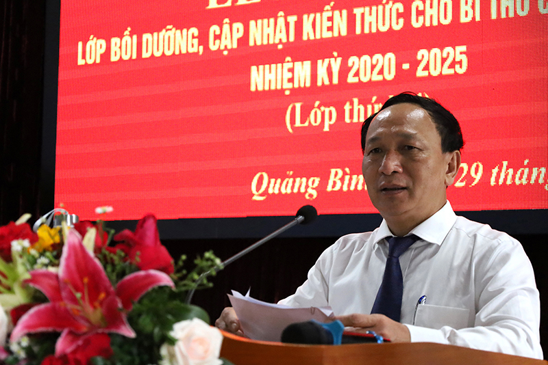 Đồng chí Phó Bí thư Thường trực Tỉnh ủy Trần Hải Châu phát biểu tại lễ bế giảng lớp bồi dưỡng.