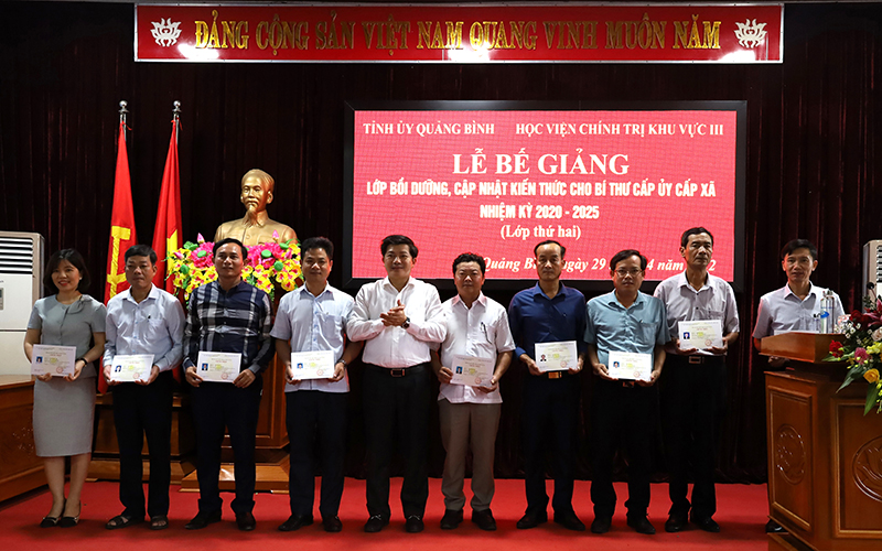 Đồng chí Trưởng ban Tổ chức Tỉnh ủy Trần Vũ Khiêm trao giấy chứng nhận hoàn thành lớp bồi dưỡng cho các học viên.