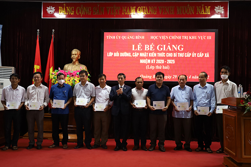 PGS, TS Đoàn Triệu Long trao giấy chứng nhận hoàn thành lớp bồi dưỡng cho các học viên.