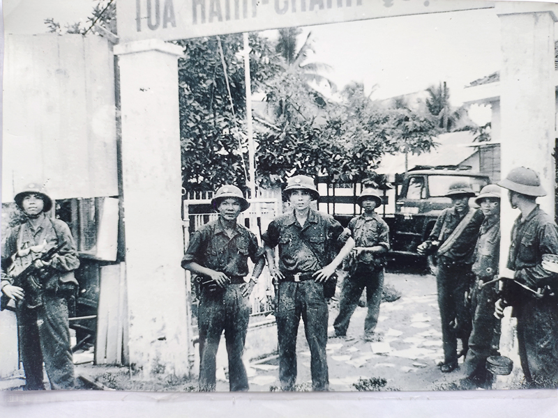  Cán bộ, chiến sĩ Trung đoàn 101, Sư đoàn 325 sau khi đánh chiếm Tòa hành chính quận 9 Sài Gòn trưa ngày 30/4/1975.