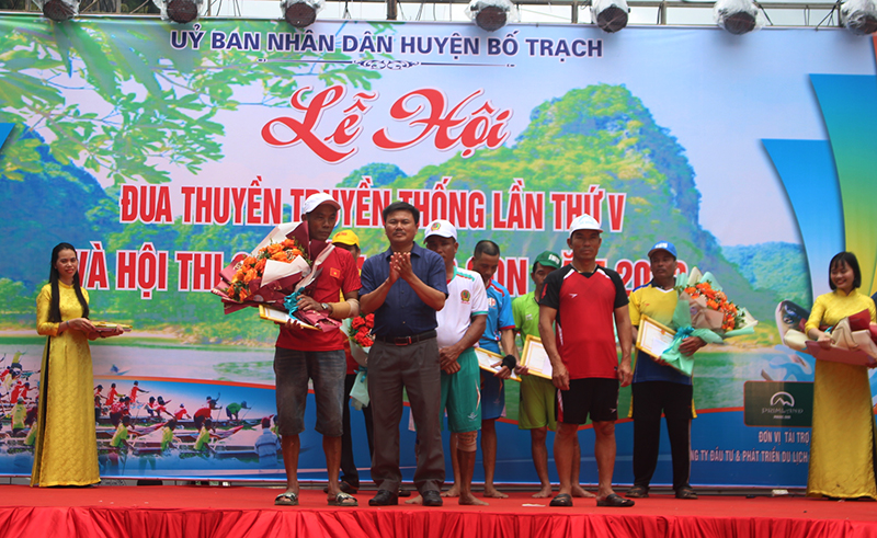 Ban tổ chức trao giải ba cho đội thuyền nam.