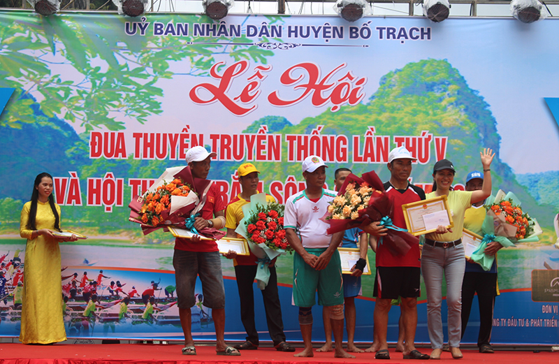Nhà tài trợ giải trao giải nhì cho đội thuyền nam.