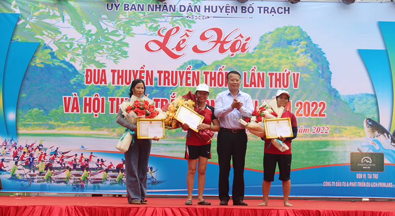 Ban tổ chức trao giải cho các đội thuyền nữ.