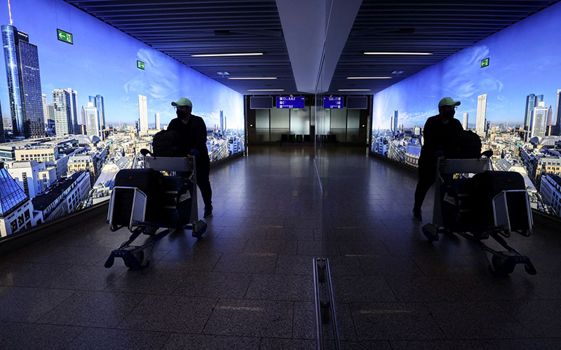 Châu Âu sẽ dỡ bỏ quy định đeo khẩu trang đối với hành khách đi máy bay