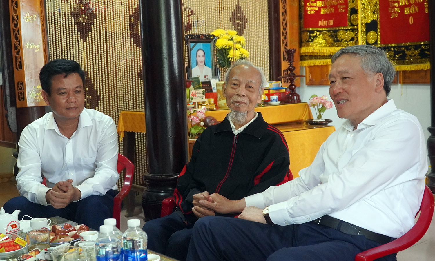 Đồng chí Nguyễn Hòa Bình thăm, tặng quà người có công tại huyện Quảng Ninh