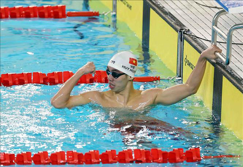 Kình ngư Nguyễn Huy Hoàng phá kỷ lục SEA Games 31 ở cự ly bơi 400m tự do