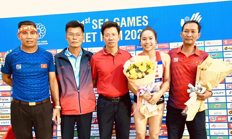 VĐV Hoàng Thị Ngọc cùng đồng đội giành huy chương Vàng SEA Games 31