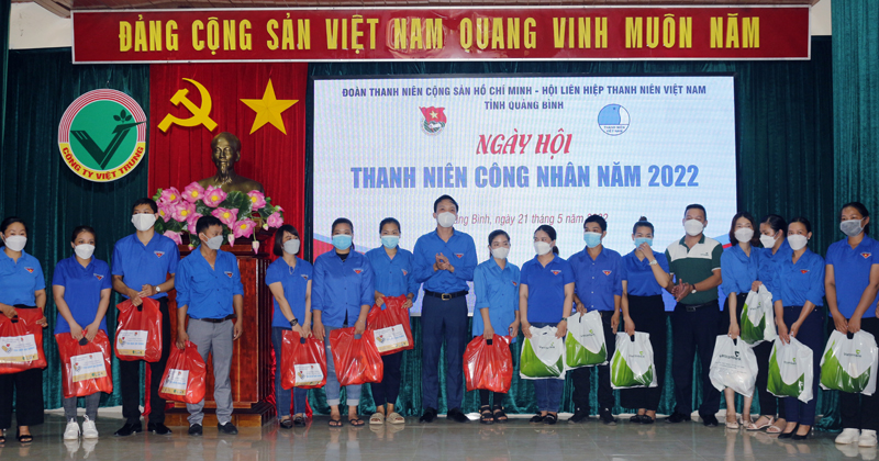 Trao quà cho thanh niên công nhân Công ty cổ phần Việt Trung Quảng Bình