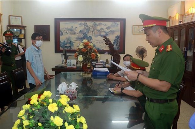 Bắt giữ Giám đốc và 4 cán bộ CDC Nam Định liên quan vụ Việt Á. (Ảnh: Văn Đạt/TXVN)
